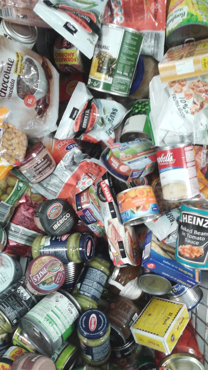 CreuRojaOsona's tweet photo. Durant un mes 10,5 quilograms de menjar recollit a la @UVicLife @uvic_news @uvic pel Rebost Solidari #vic. Moltes gràcies #osona #solidariat https://t.co/rMmhtMjsXv