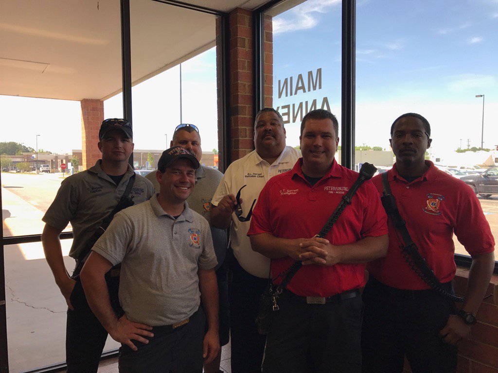 ChiefRubin's tweet photo. ..."These are best times of our lives"...  #Duty #Honor #Courage #OutstandingCommunityService #PetersburgFire https://t.co/QI0GcYZOSQ
