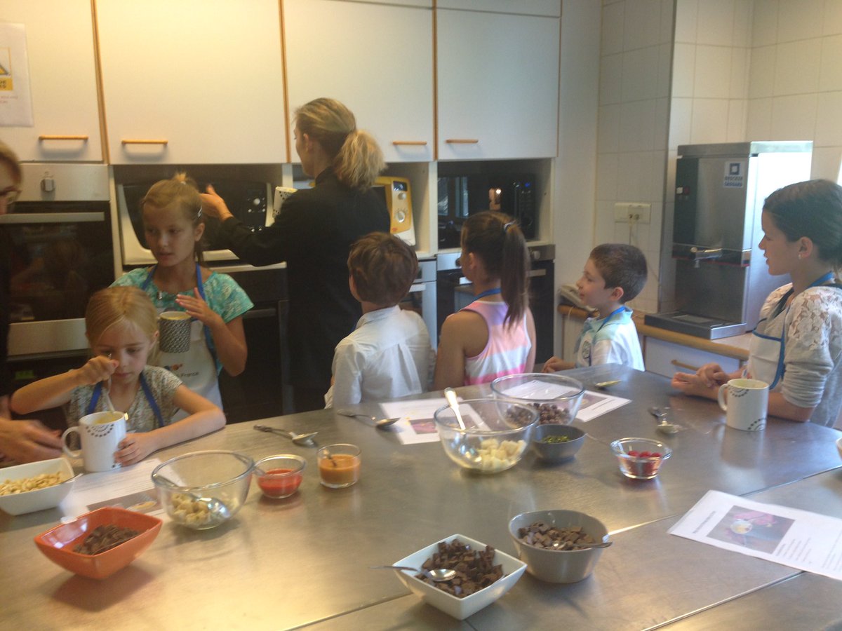 Fond_Nestle_Fr's tweet photo. Atelier #mugcake pour la journée #LEAT2017 : les enfants cuisinent et apprennent les portions ! Miam https://t.co/oI80c2uBq6