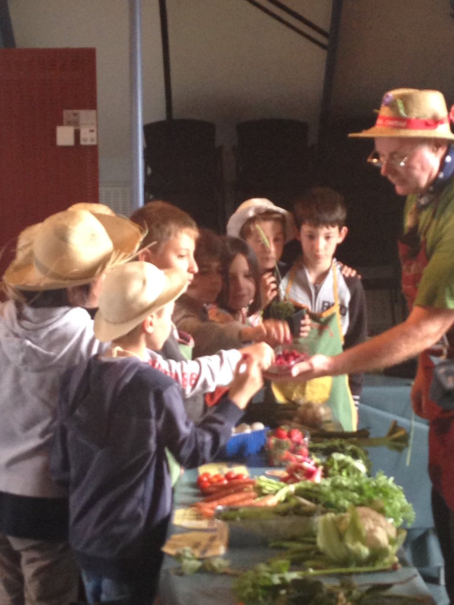 Fond_Nestle_Fr's tweet photo. Découverte des fruits et légumes, chansons, dégustation et atelier #jardinage à la journée #LEAT2017 https://t.co/GmvdohR2D4