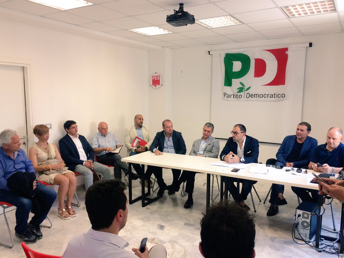 CambiaMonte's tweet photo. Anche #DArienzoSindaco alla conferenza stampa post #amministrative2017 del @pdcapitanata con @rafpiemontese @bordomichele @fpaolocampo https://t.co/pYYUy2l4db