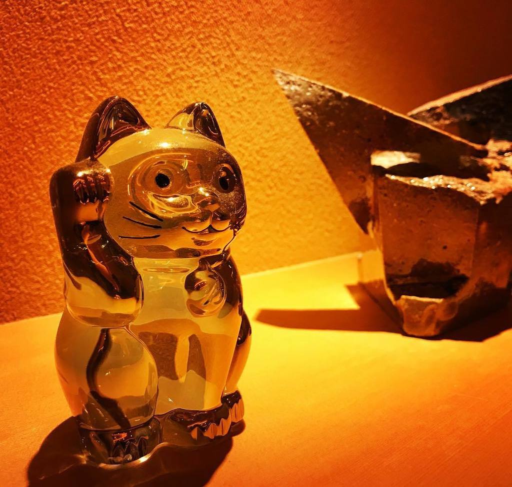 naohawaii's tweet photo. この招き猫かわいい。
どこの鮨屋かわかったら鮨エキスパート（笑）
日本帰ったらやっぱり鮨食べたくなる。

#sushi #luckycat #manekineko #鮨 #招き猫 #寿司 #東京 #foodie #mobileb… https://t.co/dxGX0vzKVn https://t.co/VzvD1JtU0u