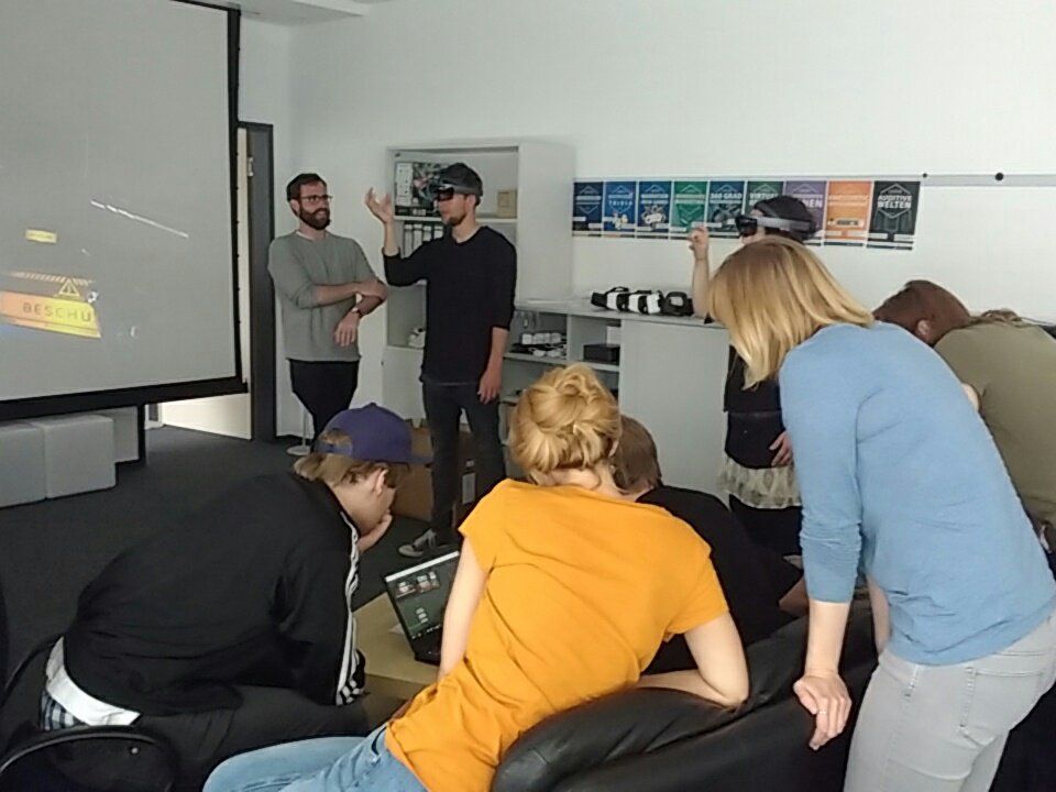Patrick_R_K's tweet photo. Discussing visions of media with students #MasterMK @vielFHKiel @LINKFHKiel #waterkantwarmup #Waterkant17 https://t.co/ogtKg4d032
