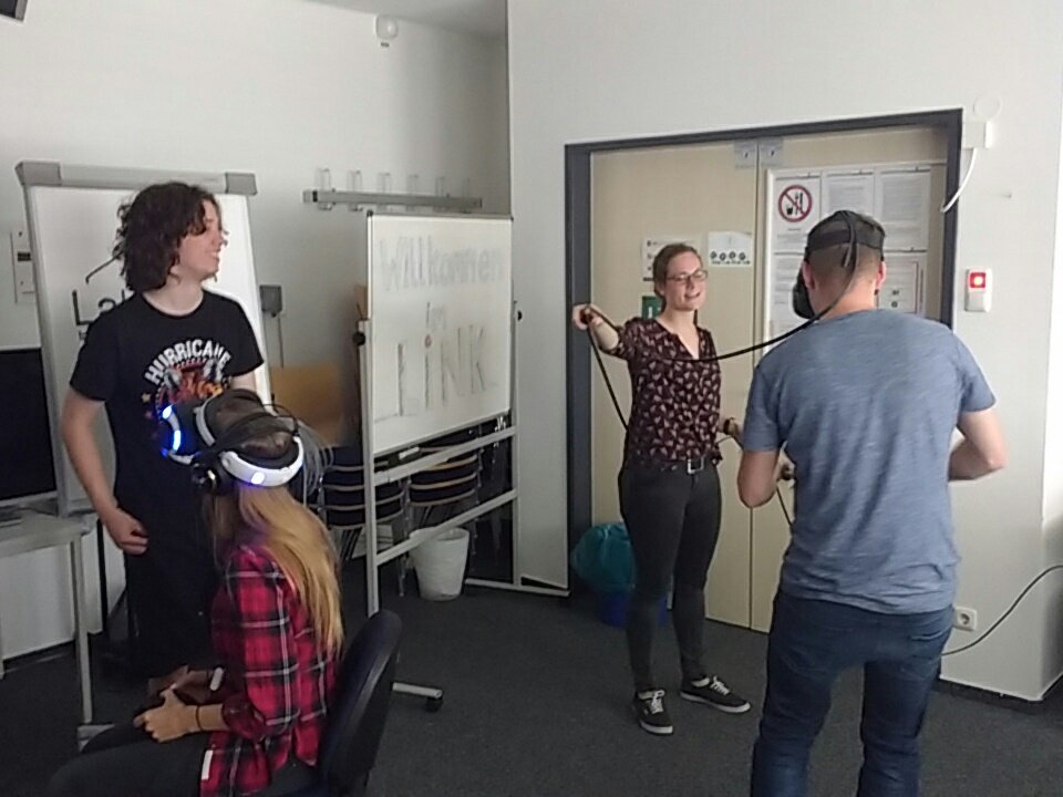 Patrick_R_K's tweet photo. Discussing visions of media with students #MasterMK @vielFHKiel @LINKFHKiel #waterkantwarmup #Waterkant17 https://t.co/ogtKg4d032