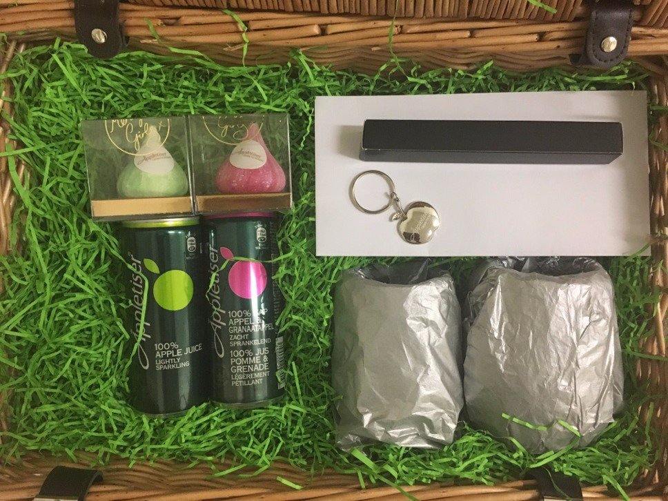 DomesticG0thess's tweet photo. WIN an @AppletiserUK hamper! Follow me, like &amp; RT to enter. Details &amp; T&amp;C's https://t.co/OB2sfstdRr  #competition #giveaway Ends 22.06.17 https://t.co/u59IvujX1V