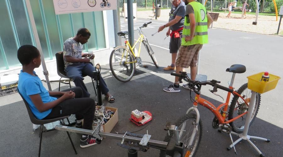 Ecodringg's tweet image. Saint-Lô. Un atelier mobile pour réparer son vélo. #bricolage buff.ly/2sh9jPW