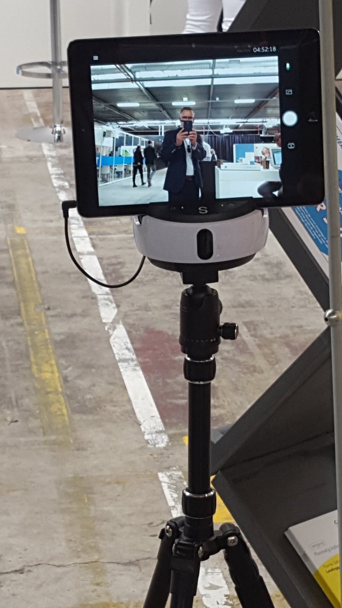 Nieuw: de Selfcam. De lrk neemt zichzelf op mbv een slim statief. De tablet volgt de lkr tijdens de les! Wees je eigen beeldcoach #onderwijs