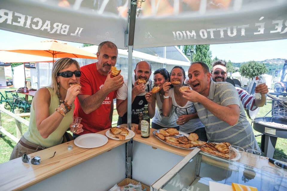 herbiepg's tweet image. 5 anni e non sentirli! 😃 @PiacereBarbecue torna a #Perugia da oggi fino al 25 giugno. Vi aspettiamo per un #RitornodiFiamma #PiacereBarbecue