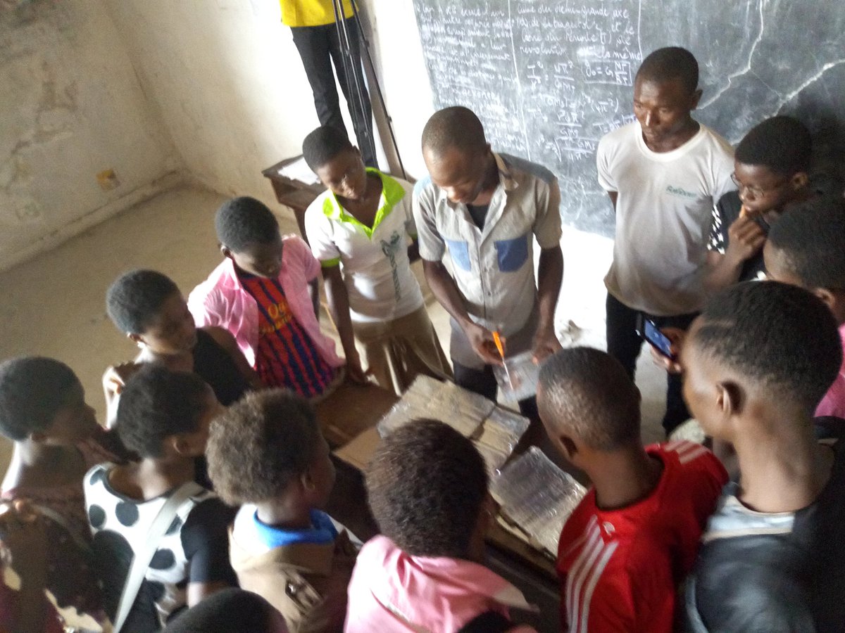 minodoo228's tweet image. #OpenSourceTour @Ousiafb explique les notion des #SolarCooker . #Makers #changemakers #fablab