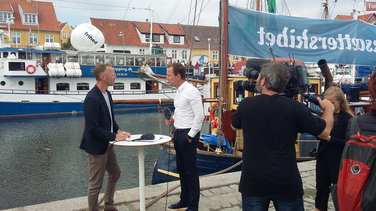 FFEYEdk's tweet photo. Iværksætterkultur og udd. i fokus når @jyskebankTV  interviewer @chr_vintergaard Hør mere til debatten kl. 13 i D10 #fmdk @FinansDanmark https://t.co/NstGkKxe3D