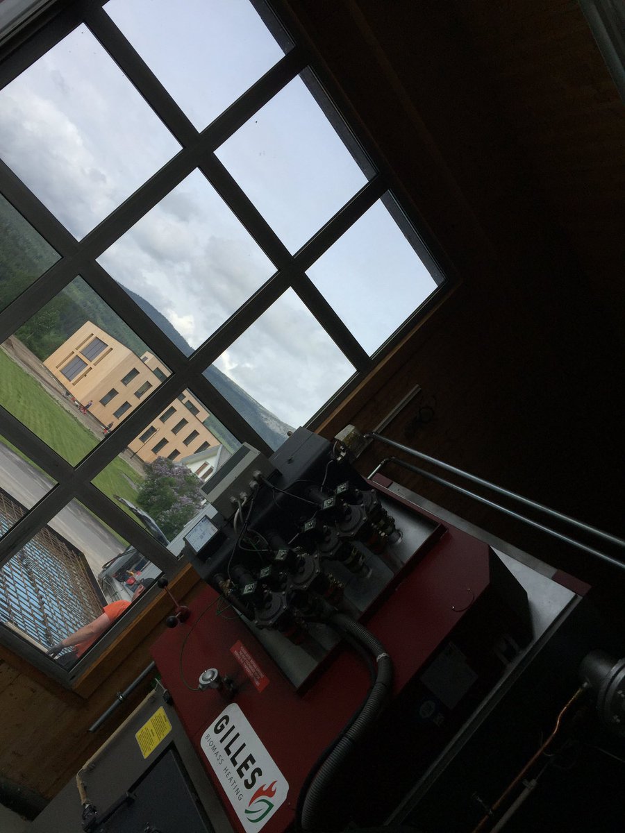 Evenstad har en byggnad med både pelletspanna och förgasningsanläggning, och så är det massivträ dessutom! 👍 (Båda drivs dock av flis 🤔)