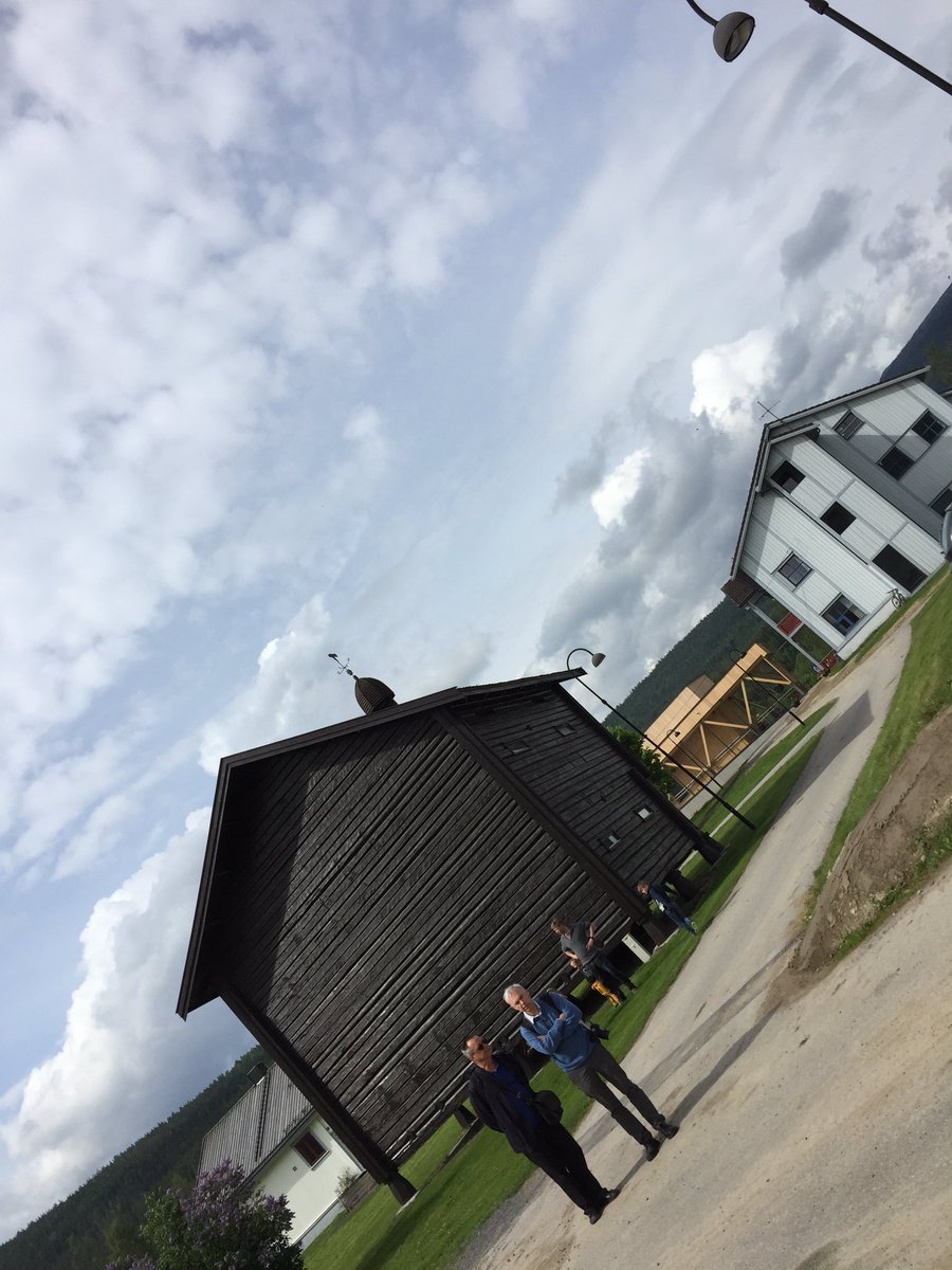 Här står norska programledaren Jon Samseth och Paul Egg från OCAD framför fyra olika byggnadsstilsepoker. En spännande utveckling!