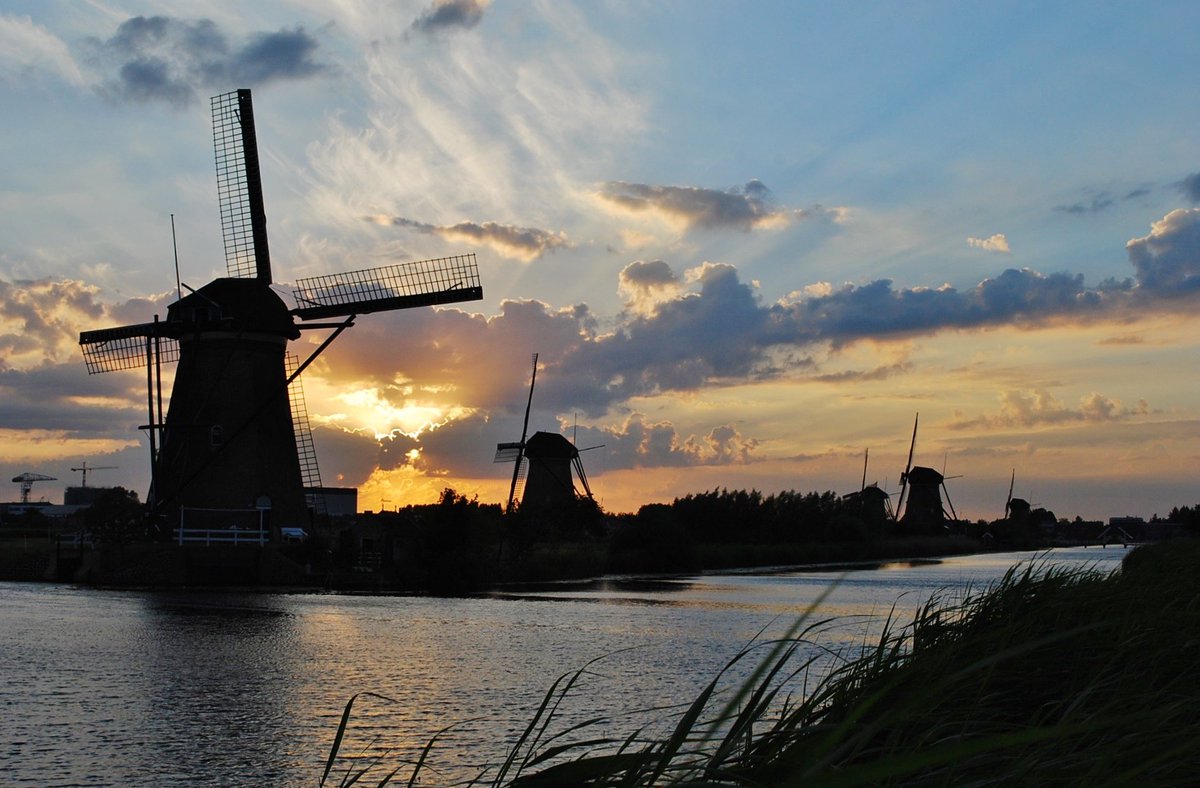 padt005's tweet image. Zonsondergang bij molens Kinderdijk. 15 Juni.
