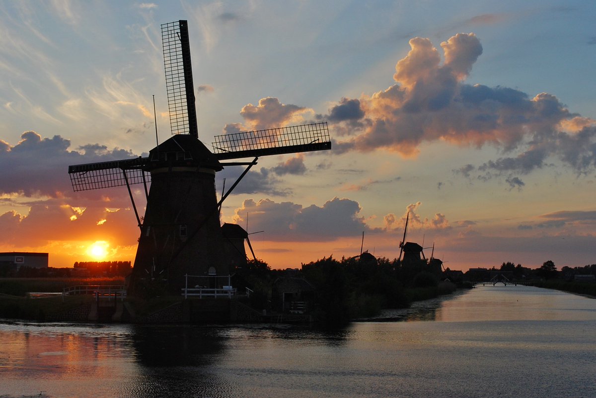 padt005's tweet image. Zonsondergang bij molens Kinderdijk. 15 Juni.