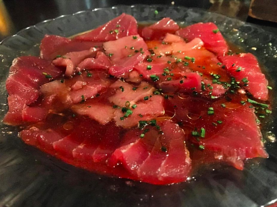 Atún rojo, cortado muy fino y un pelín marinado