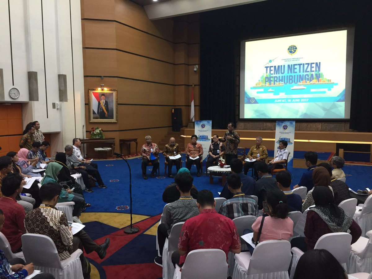 kemenhub151's tweet photo. Suasana tanya jawab antara Menteri Perhubungan @BudiKaryaS dengan pengikut (followers) media sosial @kemenhub151 #MudikGuyubRukun https://t.co/FS3gkgBx1U