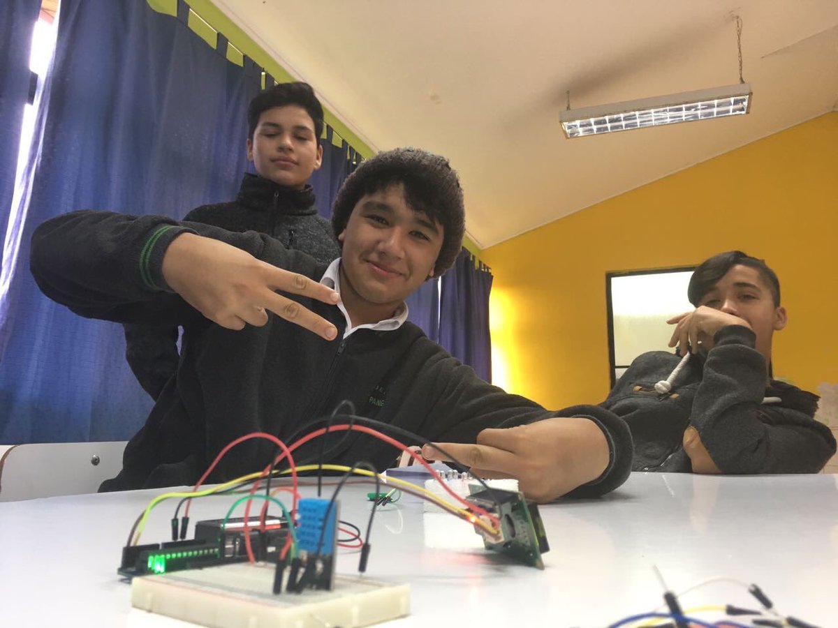 ExploraMaule's tweet image. #SanRafael: Niñas y niños de la Esc.Alto Pangue, aprenden a programar con micro computadores #Arduino en #LabMóvil #JuganTicS
