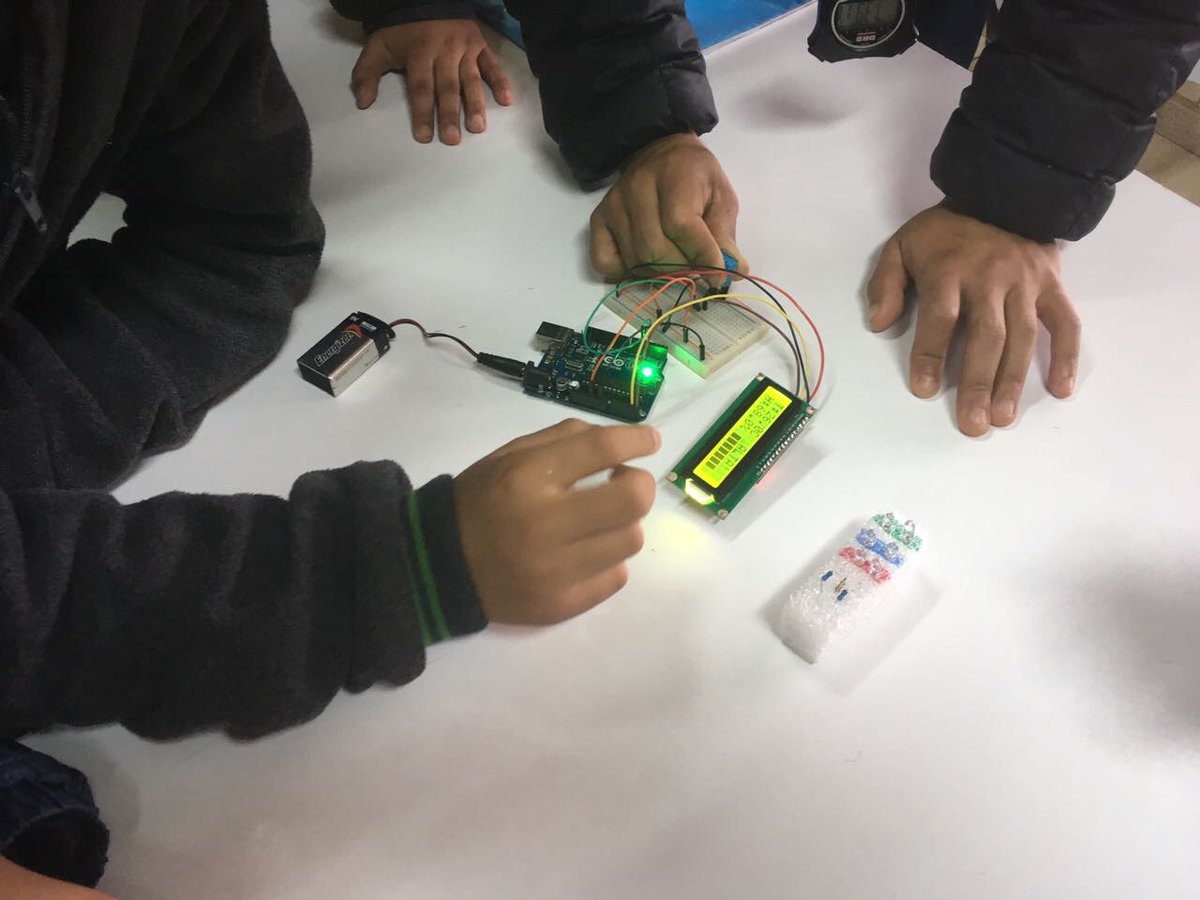ExploraMaule's tweet image. #SanRafael: Niñas y niños de la Esc.Alto Pangue, aprenden a programar con micro computadores #Arduino en #LabMóvil #JuganTicS