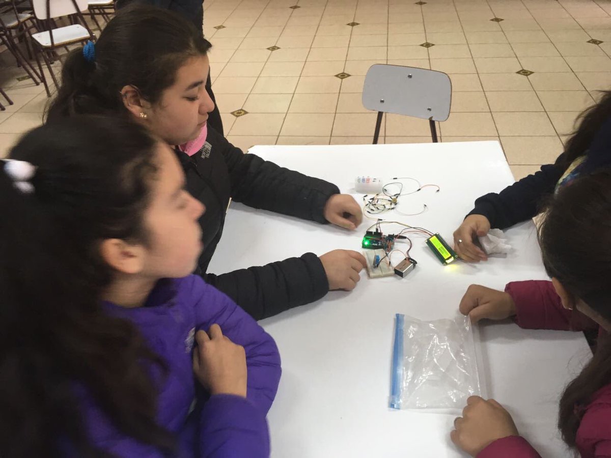 #SanRafael: Niñas y niños de la Esc.Alto Pangue, aprenden a programar con micro computadores #Arduino en #LabMóvil #JuganTicS