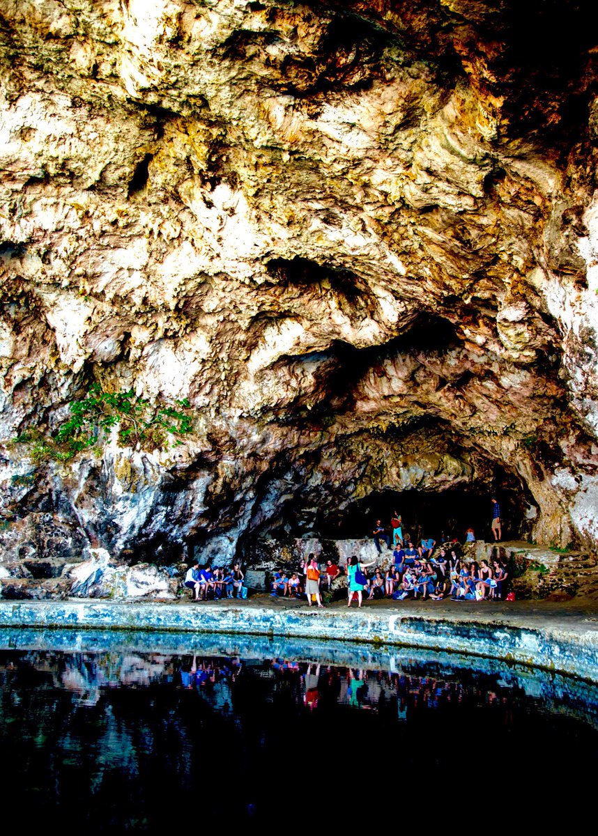 Paideiainstitut's tweet photo. Vescebantur in villa cui vocabulum Speluncae mare Amunclanum inter Fundanos montis navito in specu. #LLiR2017 #PaideiaSummer2017 https://t.co/fXkt2EbAhL