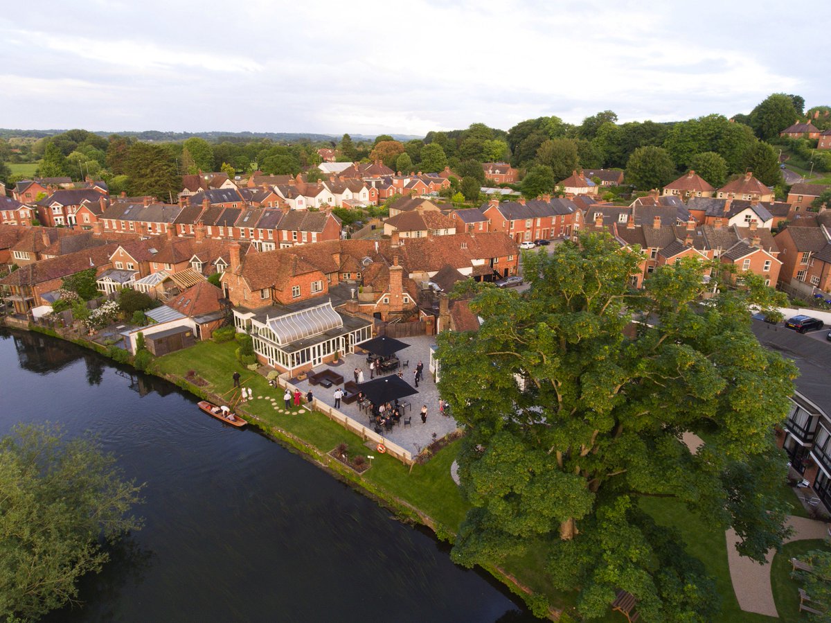 LegacyRoseCrown's tweet photo. How amazing is this #drone shot of the hotel 😍Watch the full video of Amy &amp; Wayne's #wedding. https://t.co/DMTS9OTyKK https://t.co/c1fmHCGPG9
