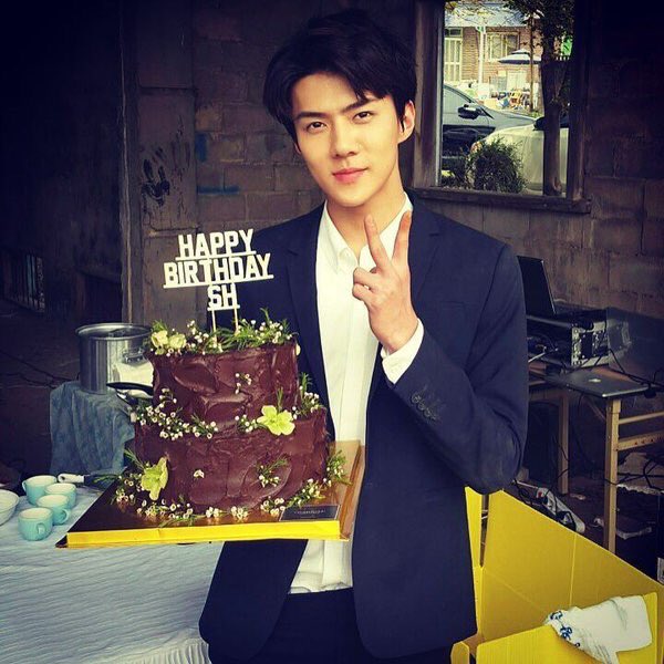 shiro881's tweet photo. เซฮุนผู้ชอบชอคโกแลต🍫😆
-ส่งพลังจิตให้พี่แบคซื้อชอคโกแลตมา
-ตอบในแฟนบอร์ดว่าชอบเค้กชอคโกแลต
-พกชอคโกเอมอนไปกินในซูกิระ
-กินซีเรียลชอคซิมสัน https://t.co/mEqksa0GBf