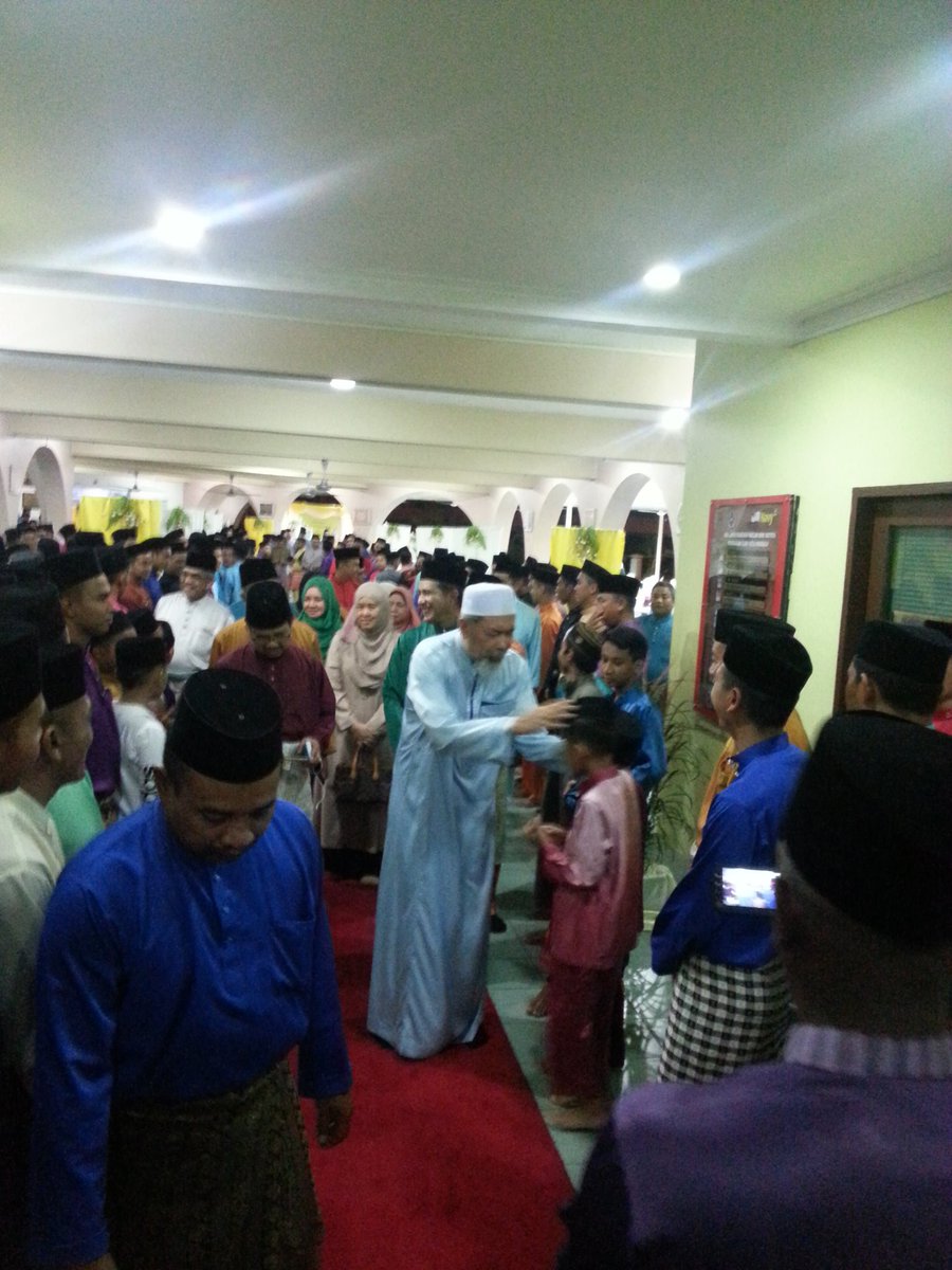 Berbesar hati menerima kunjungan dan berbuka puasa bersama TYT Sabah.<a href="/mykamarul/">Kamarul</a> <a href="/syedzahirputra/">VAdm Syed Zahiruddin</a> <a href="/tldm_rasmi/">Royal Malaysian Navy</a>