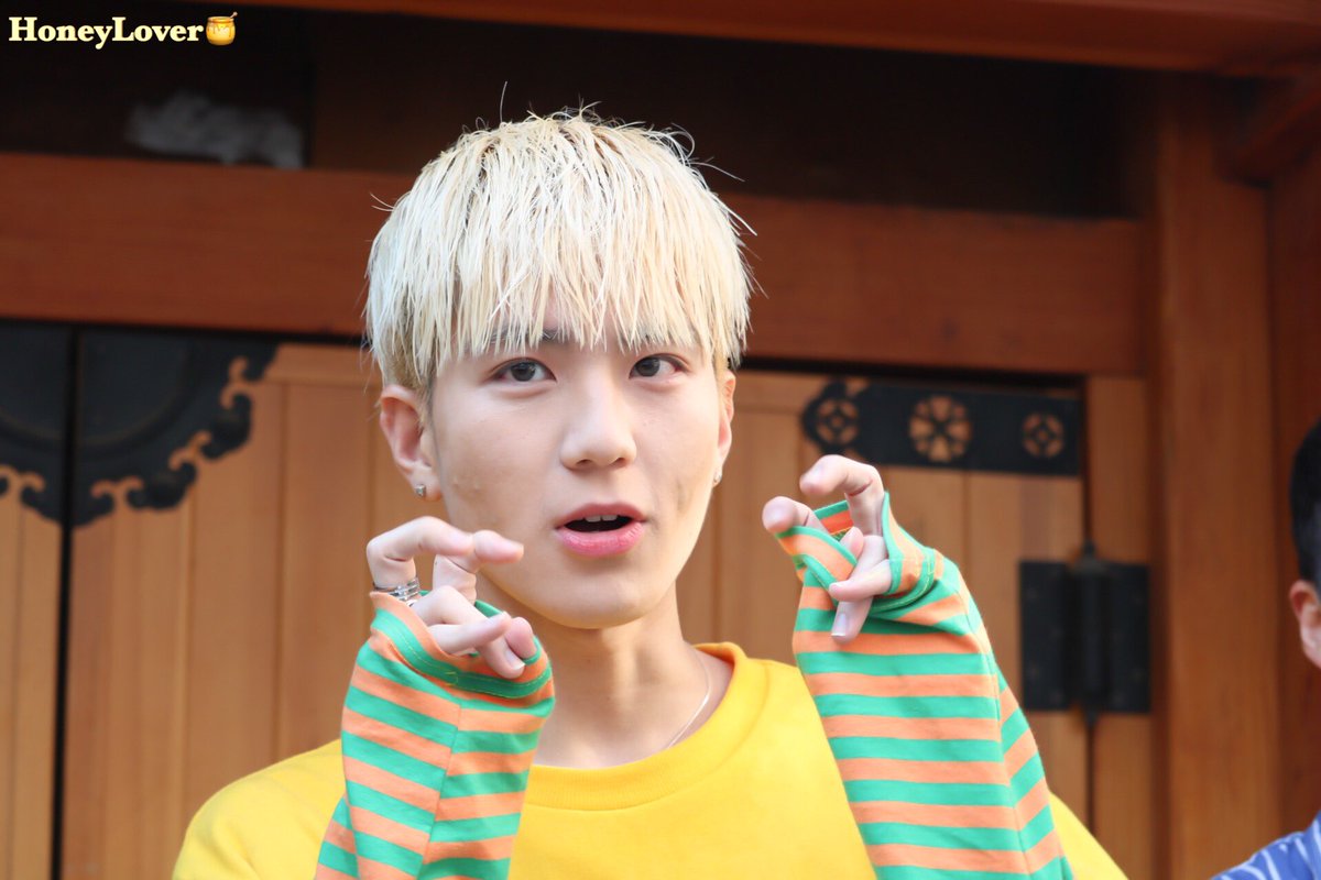Honeylover0601's tweet photo. 【 Photo 】#AxisB #아시즈비 #アシズビ 

2017.06.16
AxisB Release Event Tour 第2弾
in ShowBox  PhotoTime📷✨

<<💌>> @AxisB_honey 👑❤️
#Honey #허니 #ホニ https://t.co/vGQygBYkwC