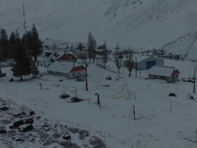 aguas_andinas's tweet photo. #AAInforma: Mientras nieva en el embalse El Yeso, seguimos monitoreando el frente de lluvias. Nuestro servicio en la RM se encuentra normal. https://t.co/55RoEsqOV0