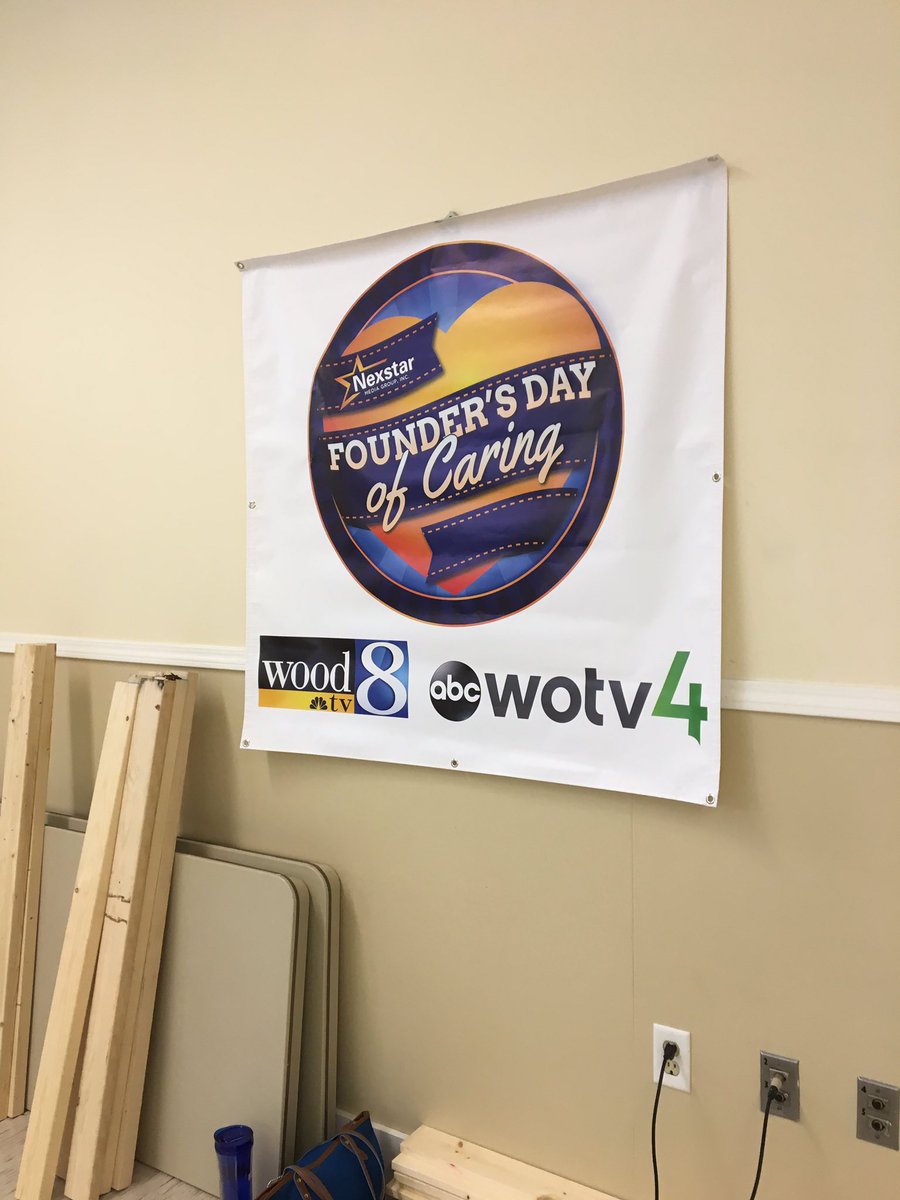 Katherine_Noel_'s tweet image. Working hard on Founder&apos;s Day of Caring @BritDykstra #supervising #firsttimebuilder #stillhaveall10fingers #NexstarCares