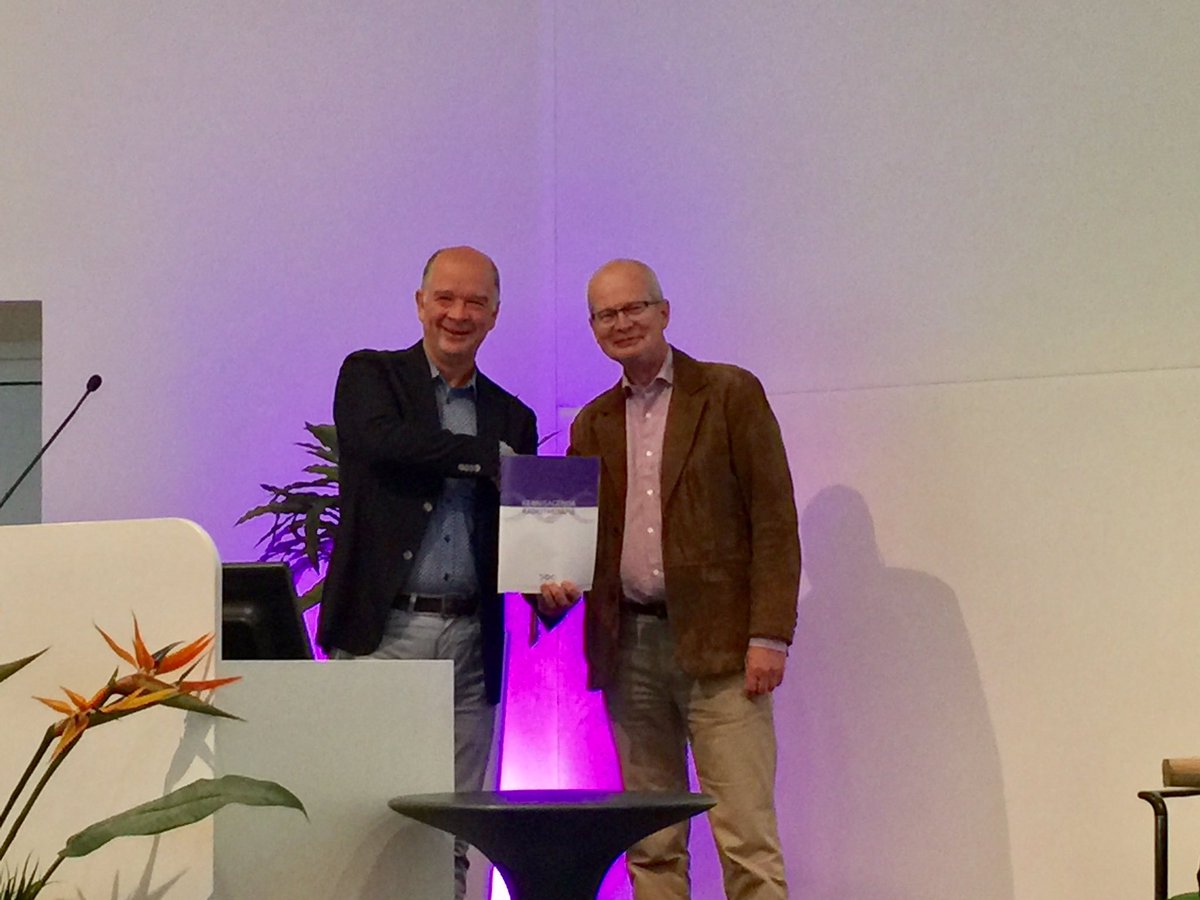 NVRO_NL's tweet photo. #NVRO overhandigt eerste exemplaar Kennisagenda Radiotherapie aan #KWF voorzitter dhr Rudolphie @Kennisinstituut @de_specialisten @kwf_nl https://t.co/PnLkljYWF7