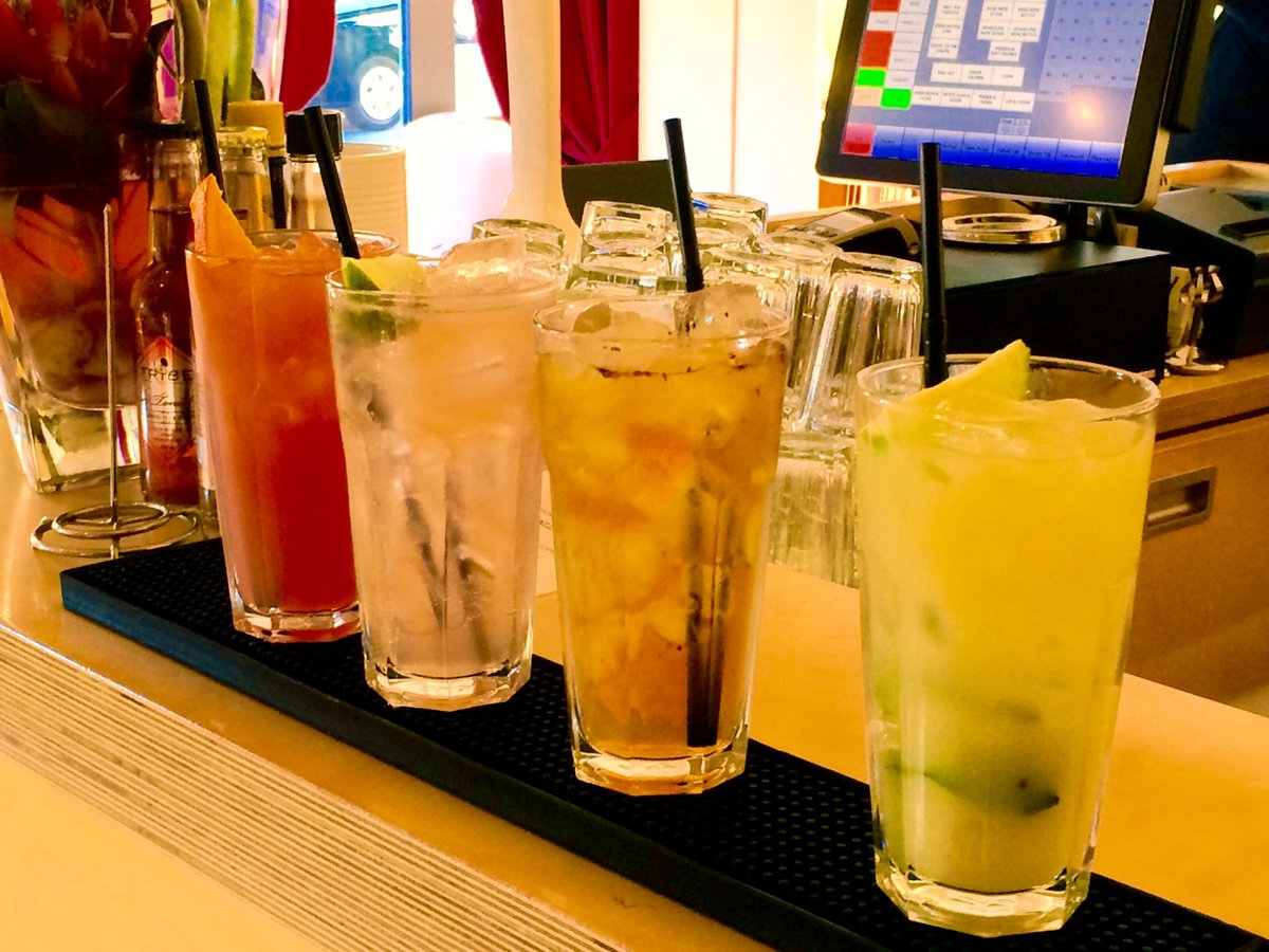 EelbrookTweets's tweet photo. It's #Fridaynight! Weather this good means head to the #eelbrook patio on #newkingsroad for the best combo of sun, food & cocktails in #SW6. https://t.co/bvadHuHk1h