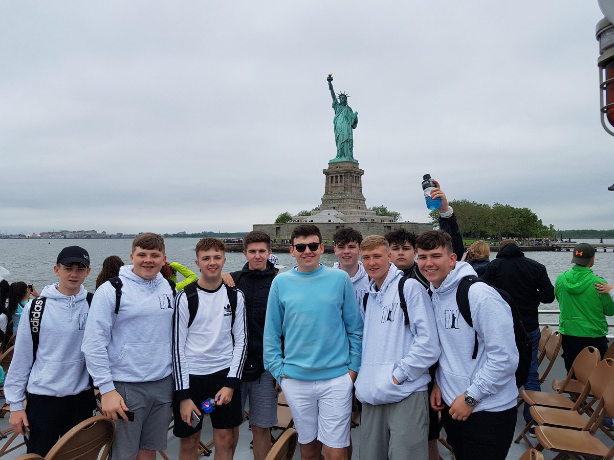 The kids with the statue of liberty. #libertycruise