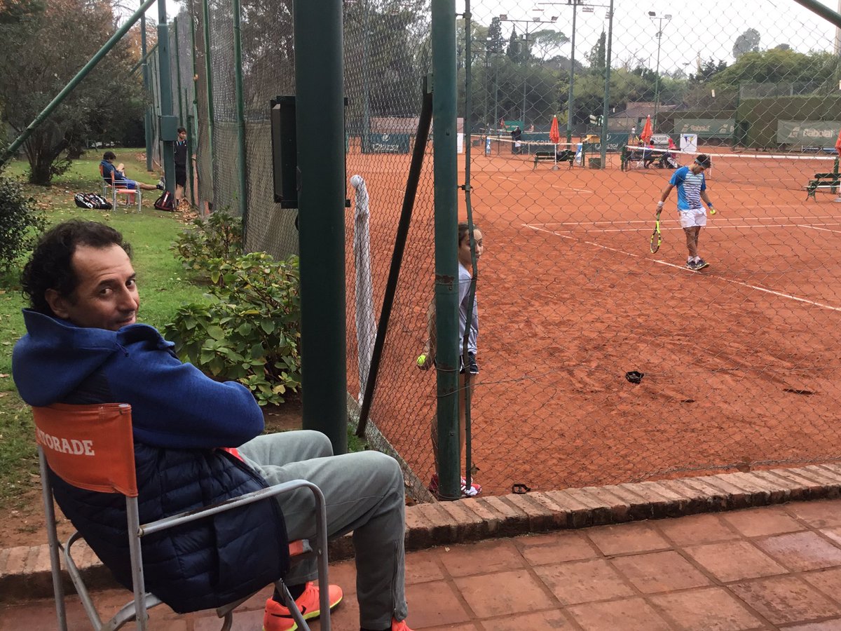 Future Copa <a href="/FedCbesadeTenis/">F.C.T.</a> en el Lawn Tennis
Semifinal
Wally Grinóvero viendo a su pupilo <a href="/hernicasa/">Hernan Casanova</a> que ganó el primer set a Miele x 7-5