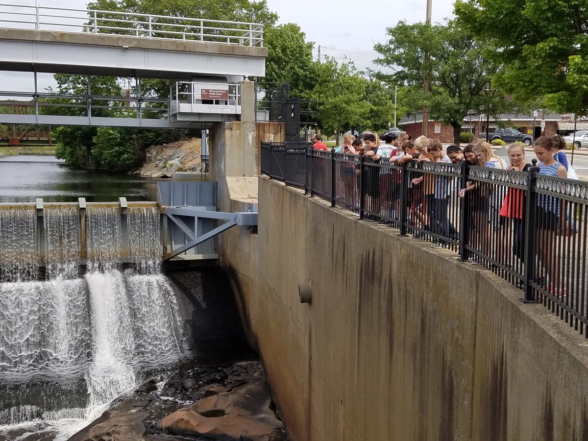 cindypink90's tweet photo. Looking at the Blackstone River. @CurtisCornerMS @EnterpriseELA @MrPsHistory https://t.co/rAn9429Mu2