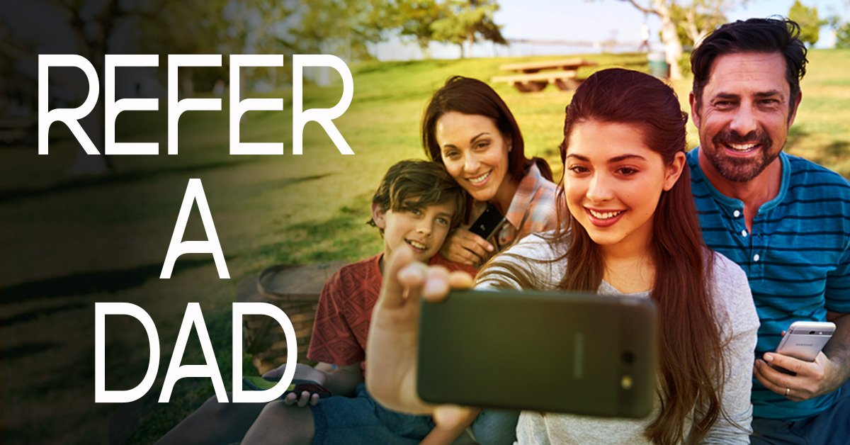 ¿Tu papá todavía trae un cel del 2005? Introdúcelo al 2017 y a Boost Mobile por un crédito de cuenta de $25. boost.co/1PTljfU