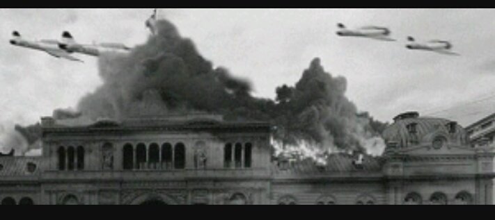 JP_Mza's tweet photo. #16deJunio1955
Grupos comandos bombardean Plaza d Mayo atentando contra el Gob de Peron dejando un saldo d 308 muertos y más de 700 heridos. https://t.co/hpLs8PnKT3