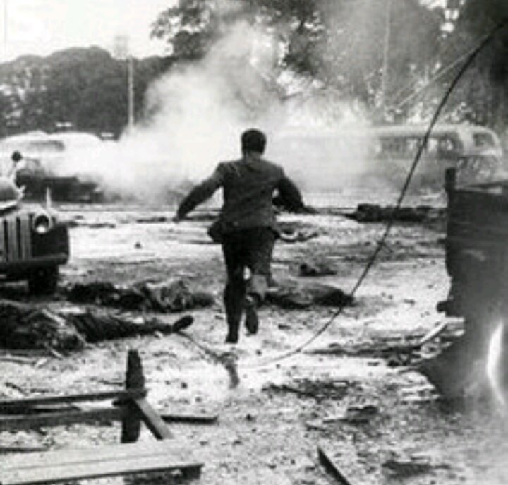JP_Mza's tweet photo. #16deJunio1955
Grupos comandos bombardean Plaza d Mayo atentando contra el Gob de Peron dejando un saldo d 308 muertos y más de 700 heridos. https://t.co/hpLs8PnKT3