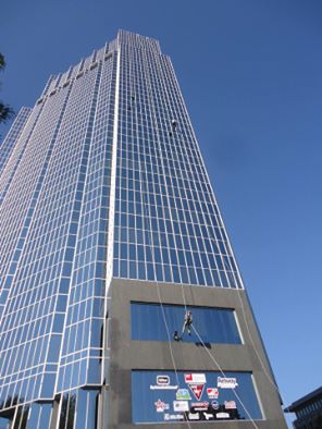 longtermtec's tweet image. One London Place isn't all work and no play. You can even rappel the building! @siftonprop  #charity #community #SweetSiftonSuites