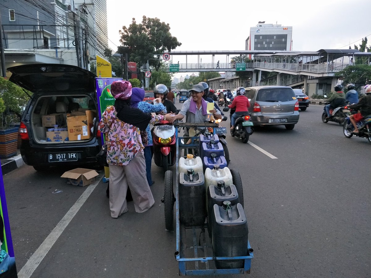 perempuanbangsa's tweet photo. Marhaban ya Ramadhan 1438 H.#Indahnya berbagi Ta'jil Gratis bersama DPP PerempuanBangsa 16-17-18 @cakiminpkb @DPP_PKB @Kadir_Karding https://t.co/yEnNZERIJs