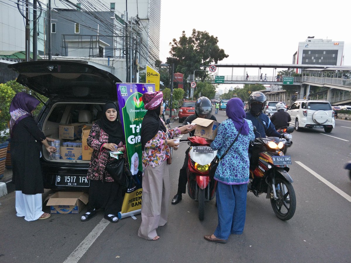 perempuanbangsa's tweet photo. Marhaban ya Ramadhan 1438 H.#Indahnya berbagi Ta'jil Gratis bersama DPP PerempuanBangsa 16-17-18 @cakiminpkb @DPP_PKB @Kadir_Karding https://t.co/yEnNZERIJs