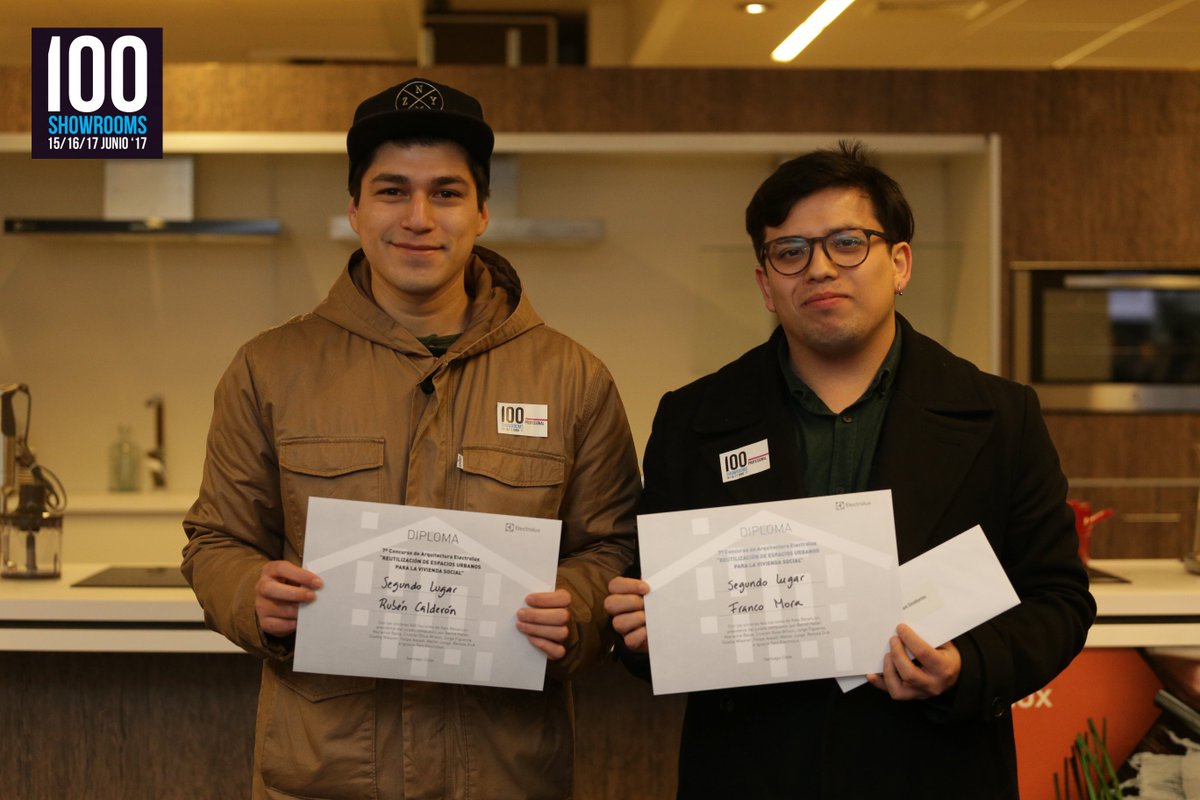 100showrooms's tweet photo. Franco Galli y Rubén Calderón de la @EAUSS_Santiago obtuvieron el segundo lugar del Concurso Electrolux 2017 en la categoría estudiantes https://t.co/bdYqAIzNCp