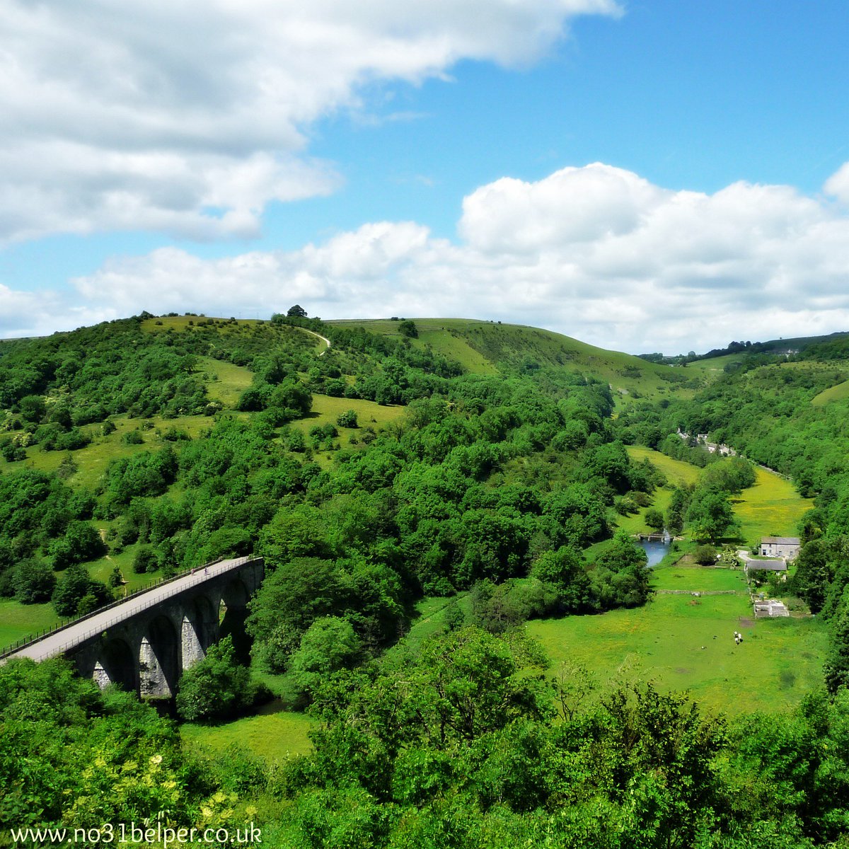 Is this motivation enough to visit Derbyshire PeakDistrict? #MonsalHead Book now -> ow.ly/bGLk30cgbzh #selfcatering #FridayFeeling 😊