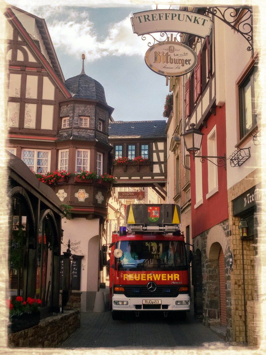 FW_Ruedesheim's tweet photo. Eine Unterstützung für den Rettungsdienst führte uns am Vormittag in den #Stadtteil #Assmannshausen ... #EinsatzFW #FWRR #responding https://t.co/ztf7S2HpVl