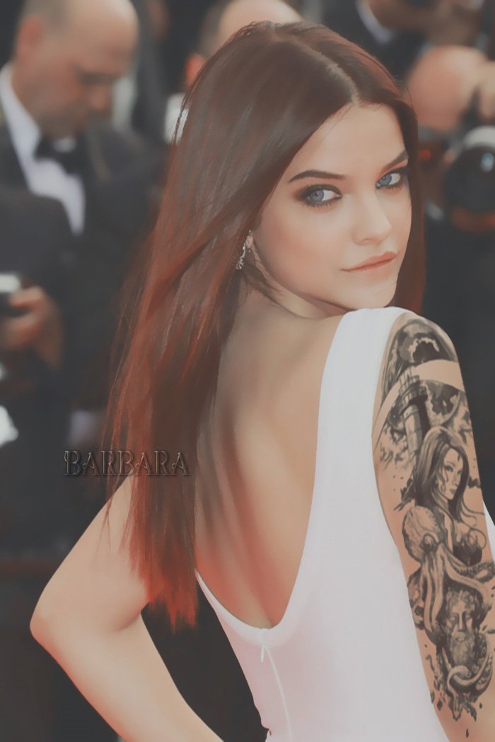 {🌹} 160617.

Cínica, ingenua, amable, cruel, suave como una pluma, dura como el acero.