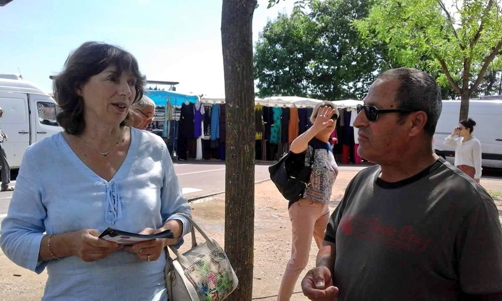 GabrelleCath's tweet photo. Hier au marché de #ChalonNord. De belles discussions avec des habitants très attachés à leur quartier https://t.co/eFQdULYLpF