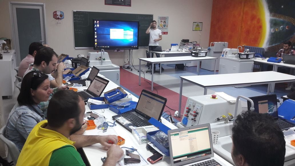 metinfer's tweet photo. BT öğretmenlerimizin 4üncü egitim günü slognı #eglenerek #ogrenme #ogrenirken #eglenmek #bkegitek @bahcesehir_k12 #kodlama #robotik @arduino https://t.co/YYffD5QzrG