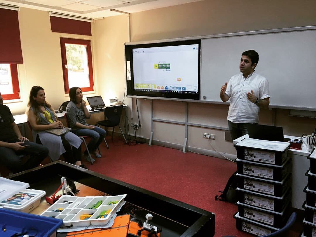 metinfer's tweet photo. BT öğretmenlerimizin 4üncü egitim günü slognı #eglenerek #ogrenme #ogrenirken #eglenmek #bkegitek @bahcesehir_k12 #kodlama #robotik @arduino https://t.co/YYffD5QzrG