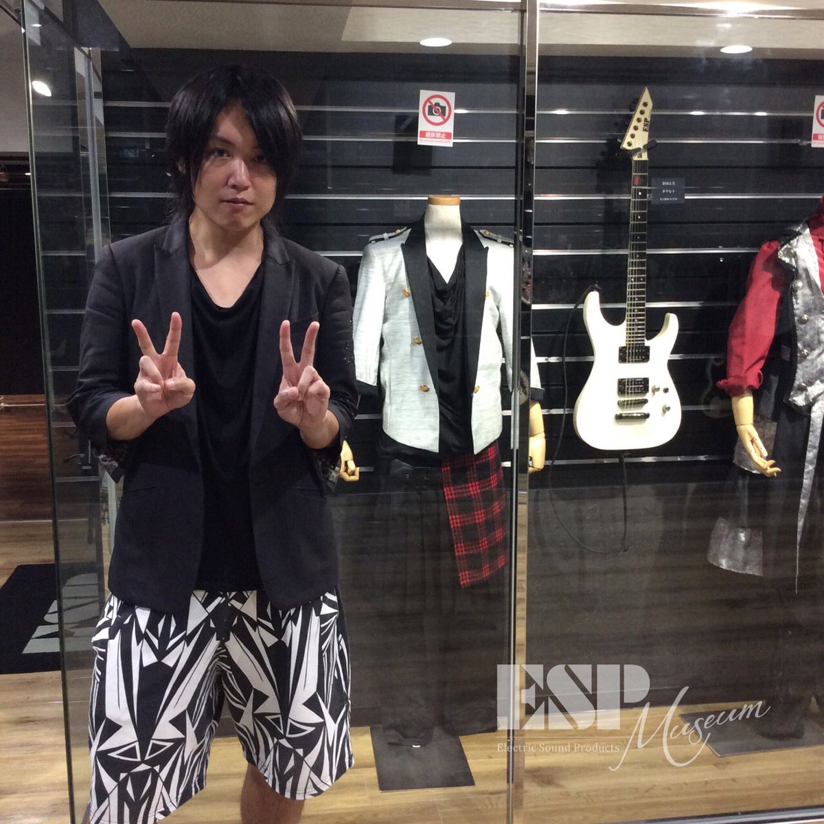 Esp Museum A Twitter 先程 タケヒトさんにご来場頂きました メッセージノートの表紙にメッセージとサイン頂きました 6 18 日 まで 彩冷える タケヒト インテツ 夢人 本人使用楽器 衣装を展示中 彩冷える Ayabie Esp Espmuseum Espguitars タケヒト