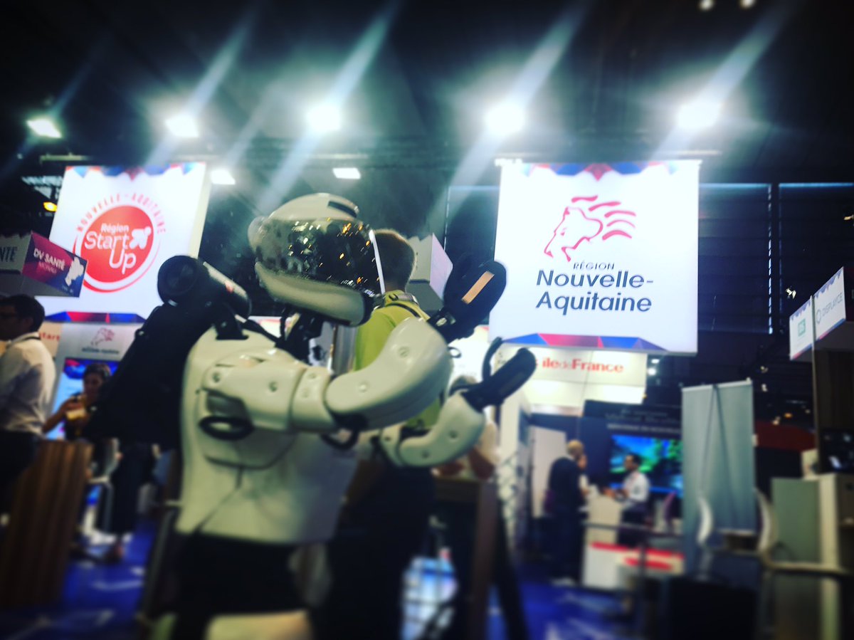 Cybedroidsas's tweet photo. Sur le stand de notre partenaire @NvelleAquitaine, présent au @VivaTech. #leenby on tour! #selfie #robotique #VivaTechnology #event #paris https://t.co/P24GYsOfdB